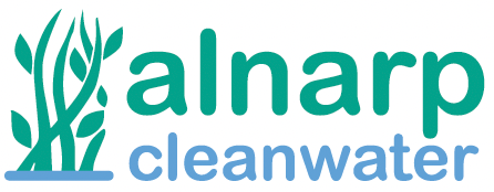 Alnarp Cleanwaters logotyp. Grön och blå. med slingrande vattenväxter.