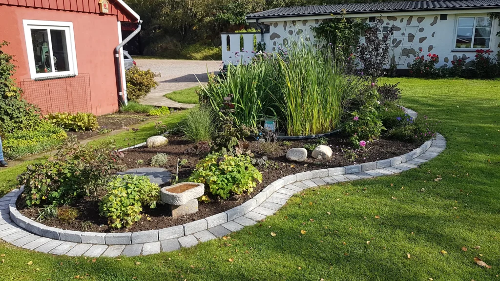 Alnarp cleanwater enskilt avlopp bioreningsverk i trädgård i rabatt